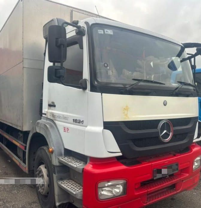 The front of a 24ft tailgate box lorry